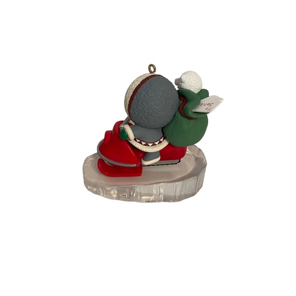 Hallmark Frosty Friends 1995 Christmas Ornament Eskimo & Polar Bear Snowmobiling - Picture 5 of 7